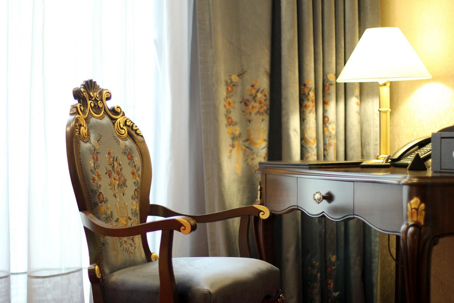 Orion Hotel Bishkek Exterior foto A chair
